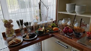 Un bufé de desayuno con diversos alimentos y utensilios.