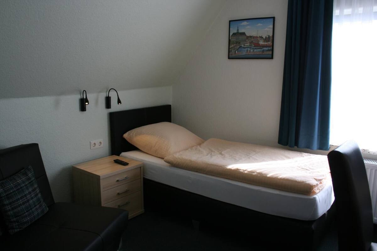 Single Room | Minibar, blackout drapes, free WiFi, bed sheets