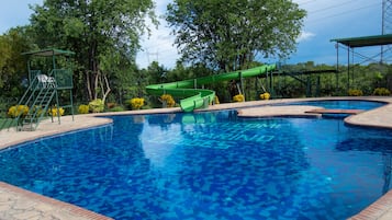 3 piscine all'aperto, ombrelloni da piscina, lettini