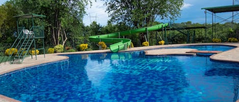 3 piscine all'aperto, ombrelloni da piscina, lettini