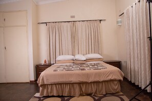 Casa família | Roupas de cama premium, escrivaninha, espaço de trabalho para notebook