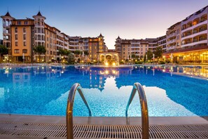 Piscine extérieure en saison, accès possible de 9 h à 18 h, parasols