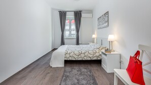 Apartamento urbano, 2 quartos | 2 quartos, cortinas blackout, quartos à prova de som, Wi-Fi de cortesia
