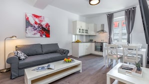 Apartamento urbano, 2 quartos | Área de estar | TV de tela plana
