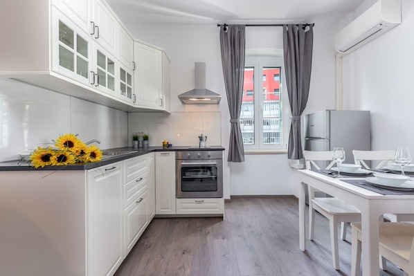 City Apartment, 2 Bedrooms | In-room dining
