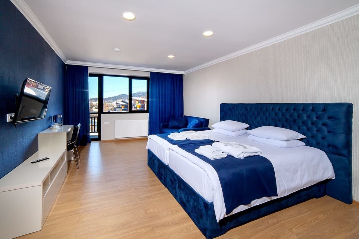 Standaard driepersoonskamer | Een kluis op de kamer, extra bedden, gratis wifi, beddengoed