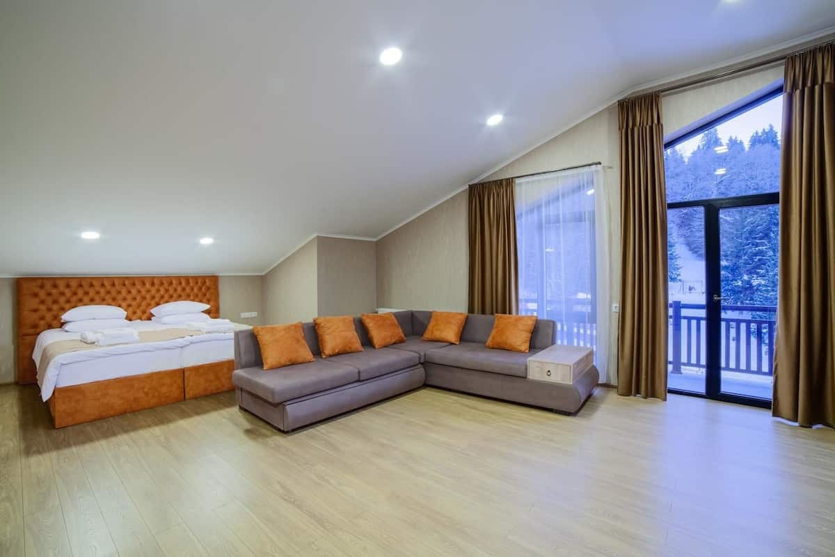Familiekamer, balkon | Een kluis op de kamer, extra bedden, gratis wifi, beddengoed