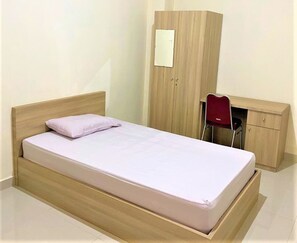 Escritorio, cortinas blackout, wifi gratis y ropa de cama