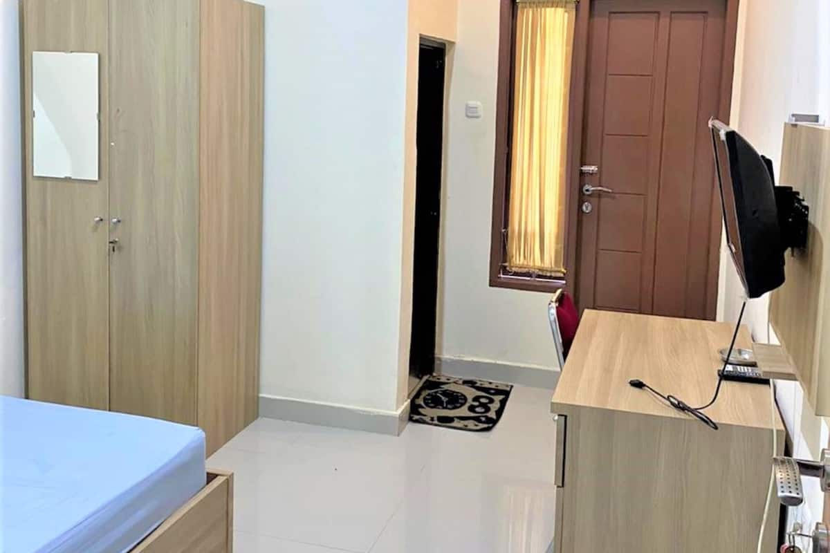 standard single room | desk, blackout curtains, free wifi, bed sheets