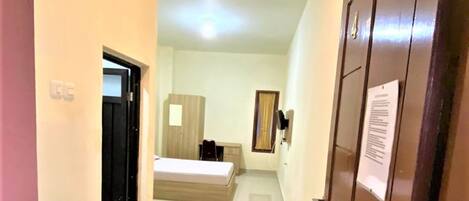 Escritorio, cortinas blackout, wifi gratis y ropa de cama