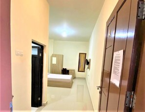 华丽双人房 | 办公桌、遮光窗帘、免费 WiFi、床单