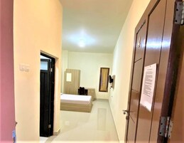 Escritorio, cortinas blackout, wifi gratis y ropa de cama