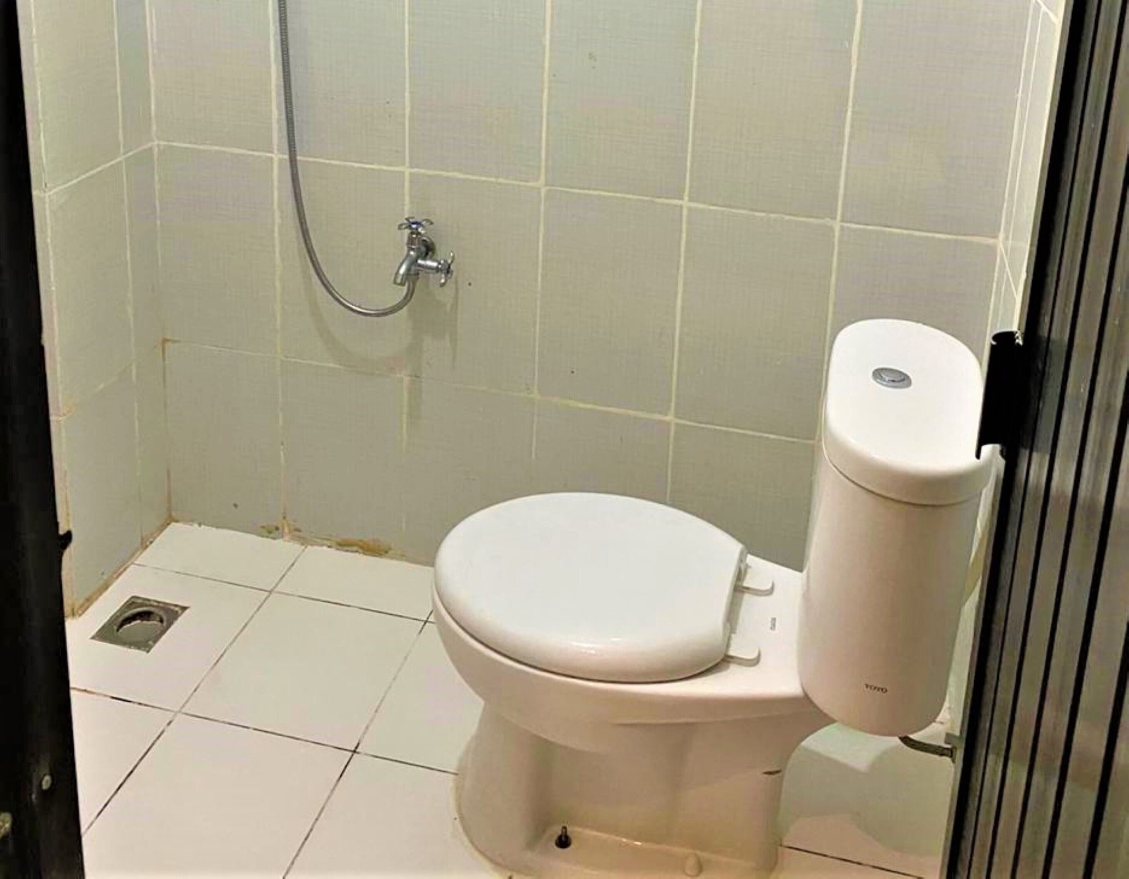 shower, rainfall showerhead, free toiletries, towels