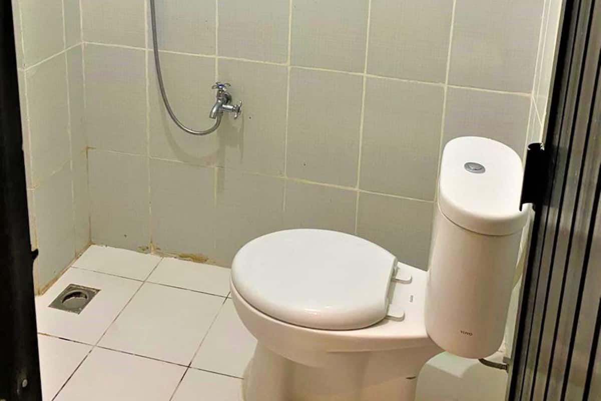 shower, rainfall showerhead, free toiletries, towels