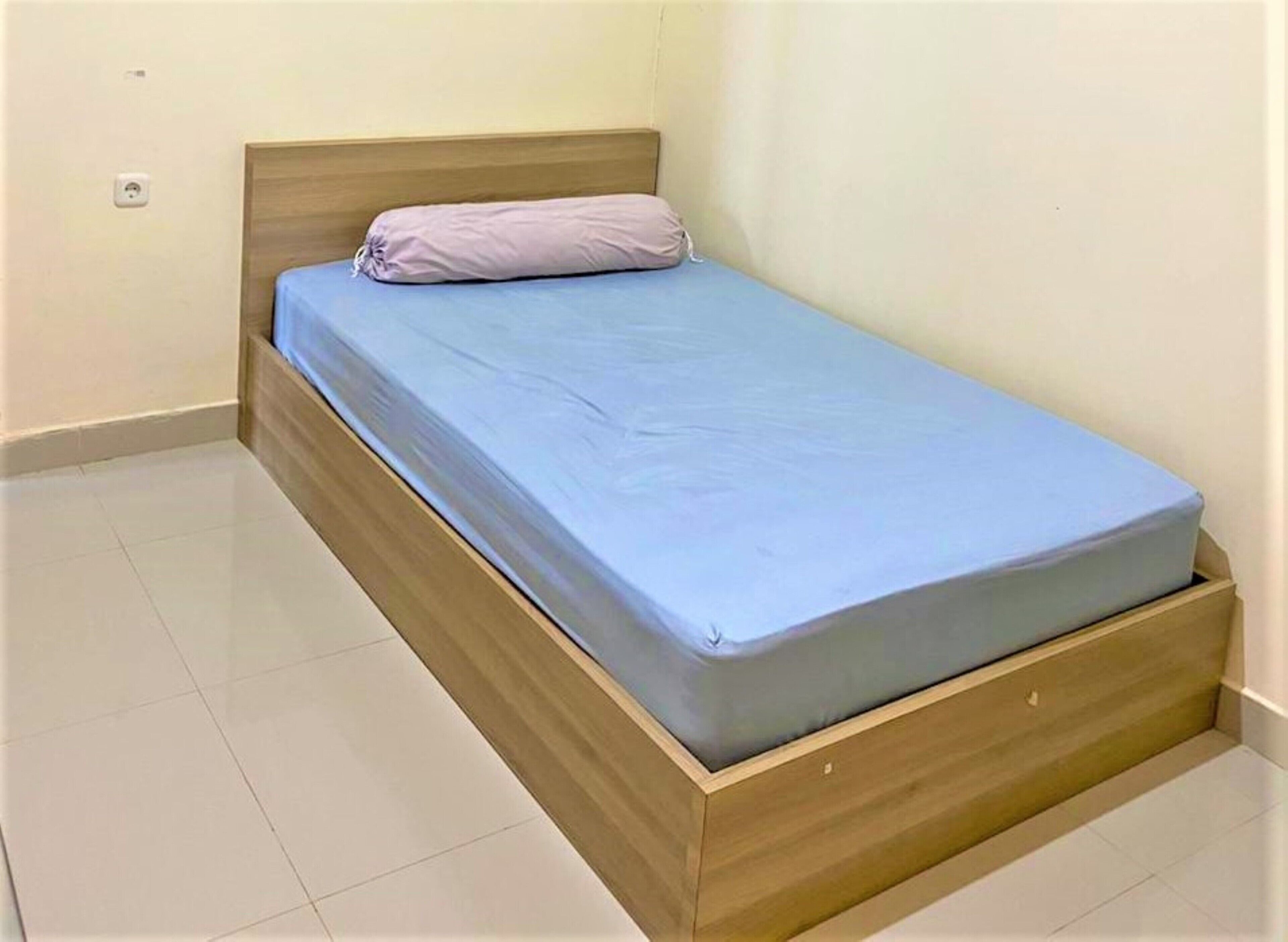 standard single room | desk, blackout curtains, free wifi, bed sheets