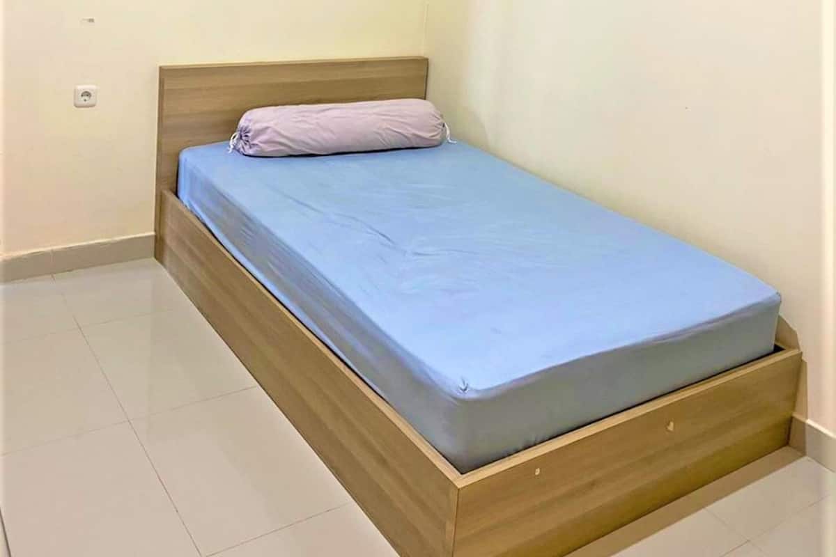 standard single room | desk, blackout curtains, free wifi, bed sheets