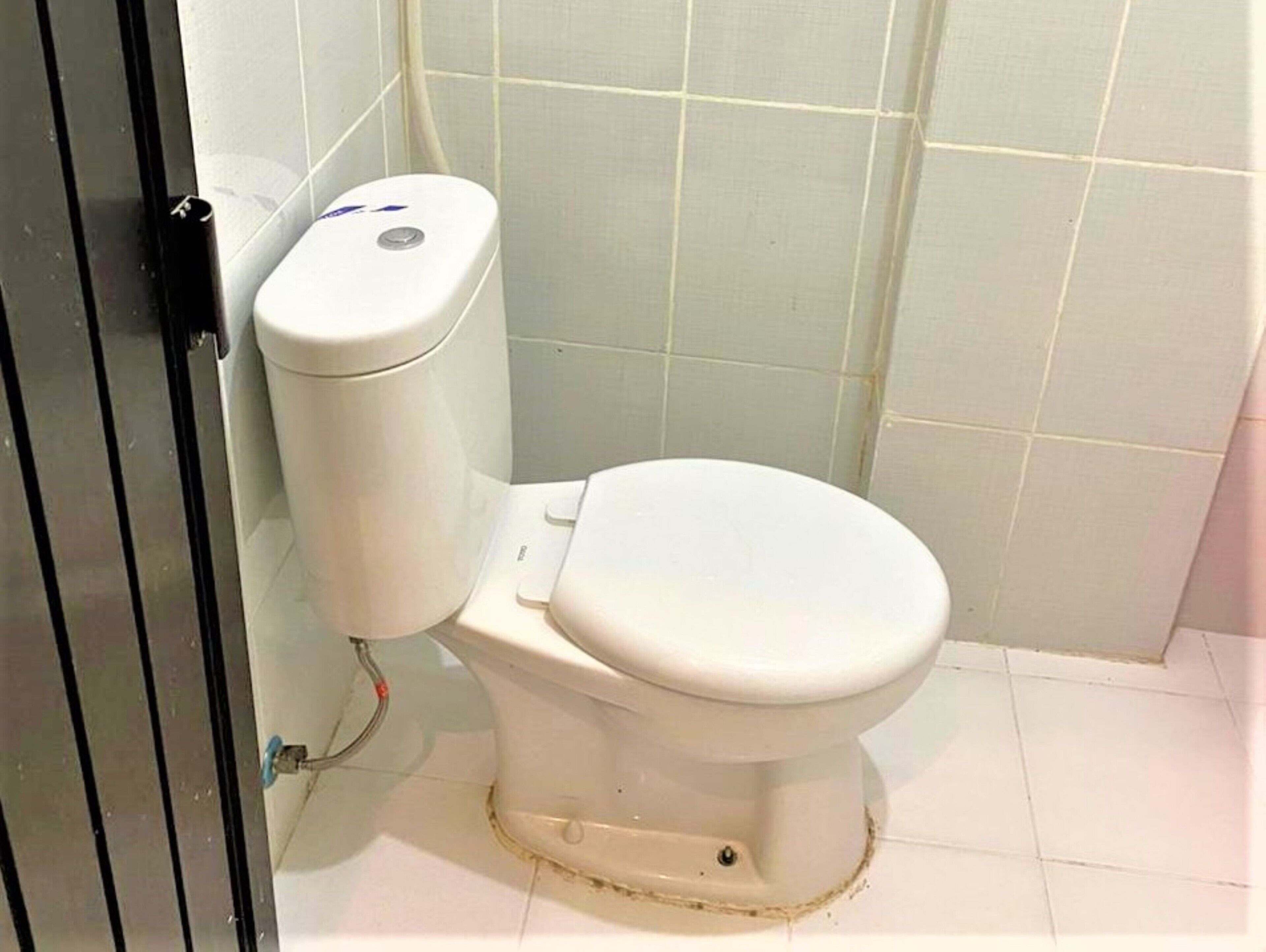 standard single room | bathroom | shower, rainfall showerhead, free toiletries, towels