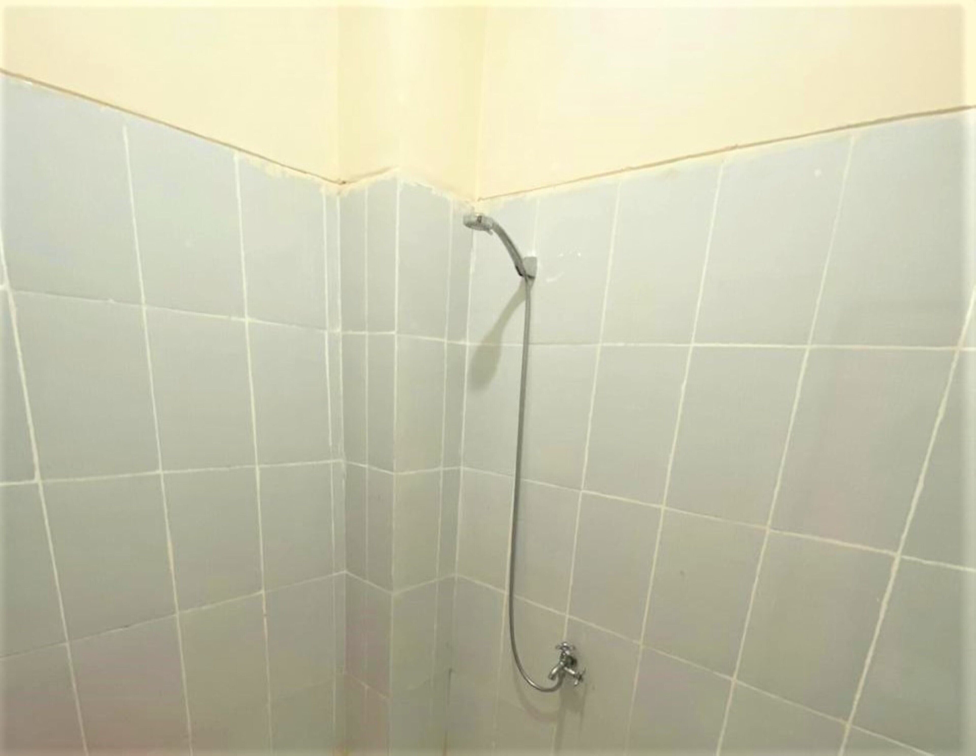 shower, rainfall showerhead, free toiletries, towels