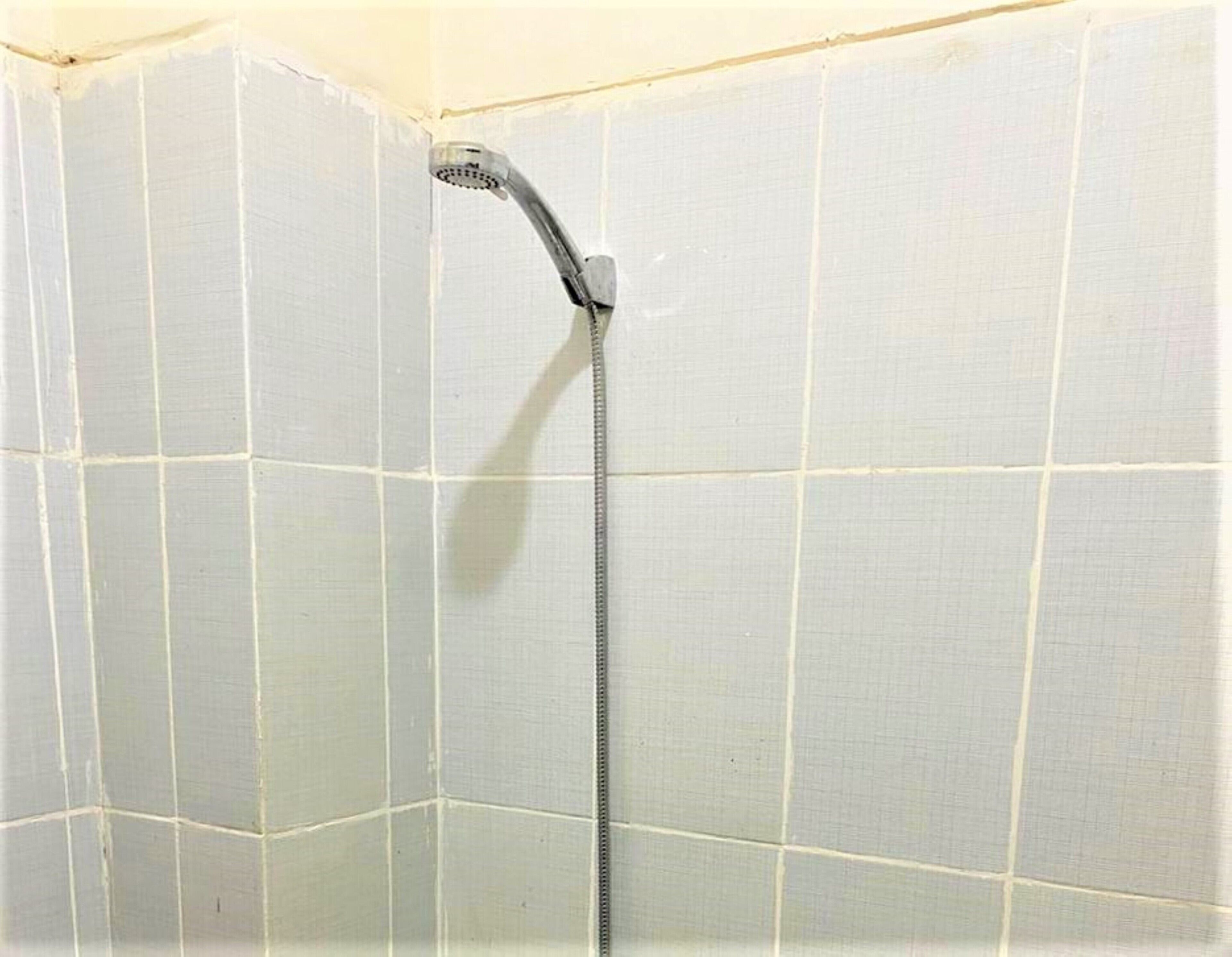 shower, rainfall showerhead, free toiletries, towels