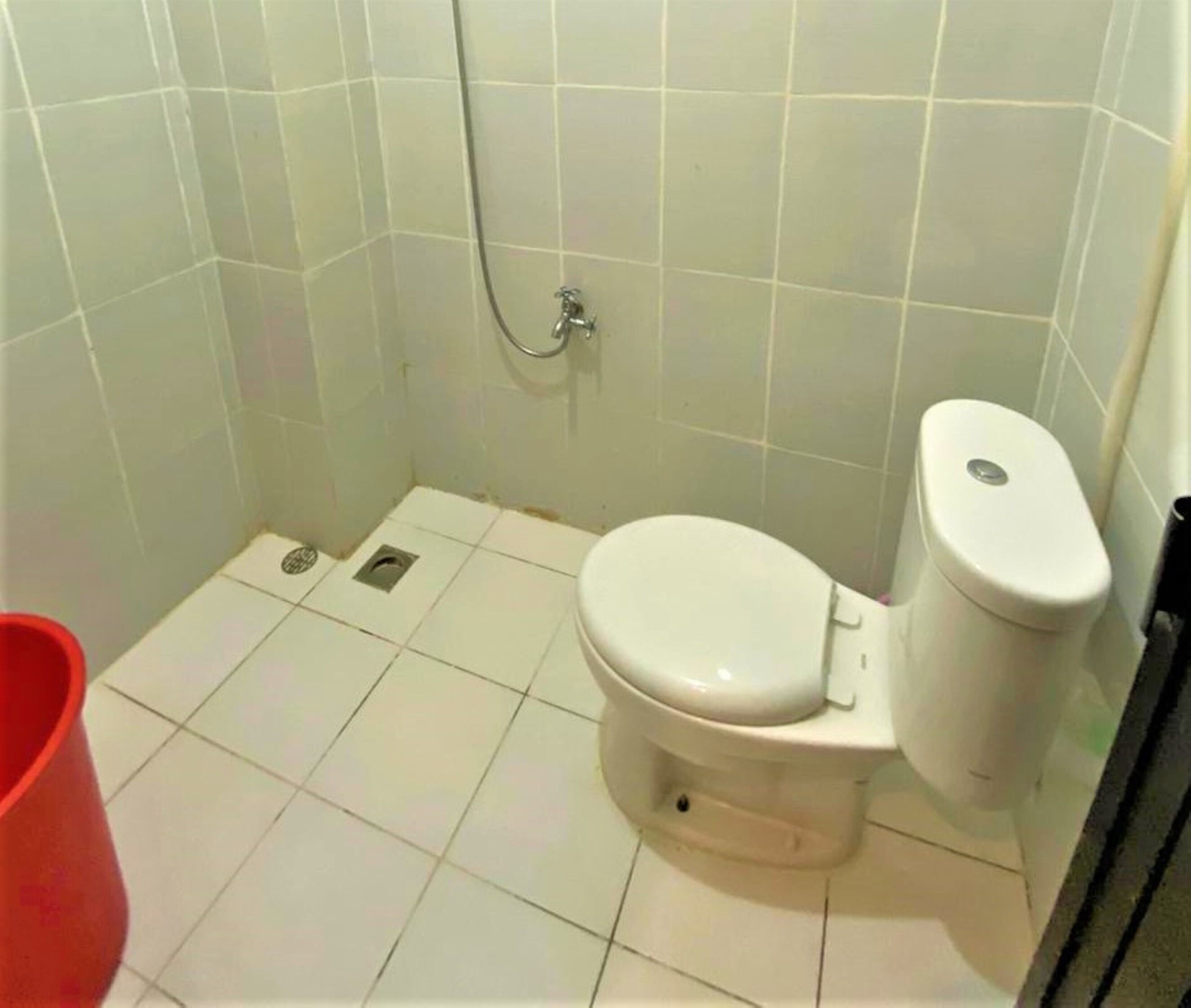 shower, rainfall showerhead, free toiletries, towels