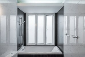 3-Bedroom Pool Villa | Bồn tắm ngâm