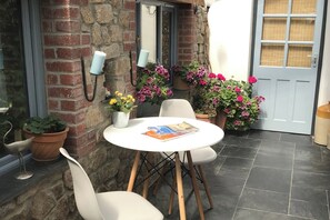 Outdoor dining - 1-bed Apartment Sleeps 2 - Patio -bbq - Hot Tub (Liskeard)