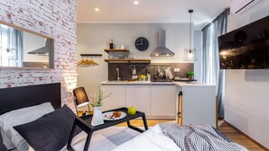Deluxe-studiolejlighed (Adria Square 1) | Privat tekøkken | Køleskab, kogeplade, køkkentøj/tallerkener/redskaber