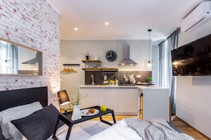 Monolocale Deluxe (Adria Square 1) | Angolo cottura privato | Frigorifero, piano cottura, pentole/stoviglie/utensili