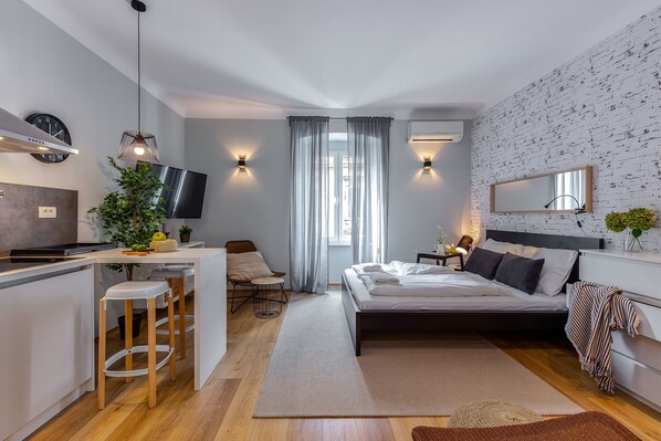 Monolocale Deluxe (Adria Square 4) | Ferro/asse da stiro, Wi-Fi gratuito, lenzuola