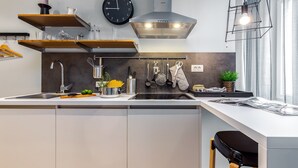 Deluxe-studiolejlighed (Adria Square 1) | Privat tekøkken | Køleskab, kogeplade, køkkentøj/tallerkener/redskaber