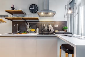 Monolocale Deluxe (Adria Square 1) | Angolo cottura privato | Frigorifero, piano cottura, pentole/stoviglie/utensili