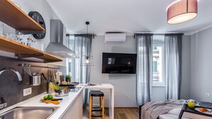 Deluxe-studiolejlighed (Adria Square 1) | Privat tekøkken | Køleskab, kogeplade, køkkentøj/tallerkener/redskaber