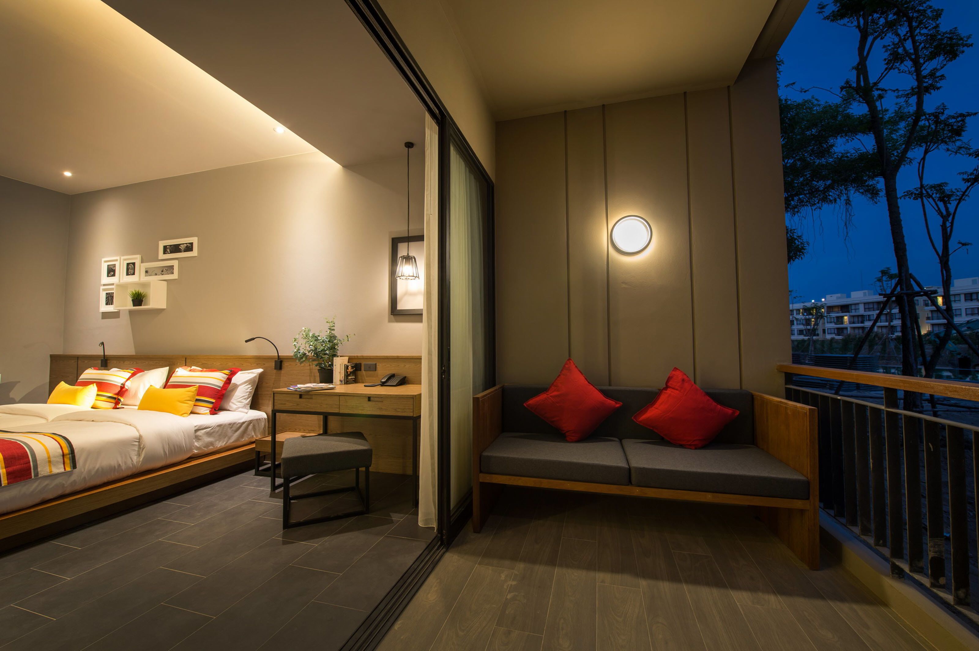 Deluxe Room | In-room safe, desk, blackout curtains, soundproofing