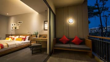 Deluxe Room | In-room safe, desk, blackout curtains, soundproofing