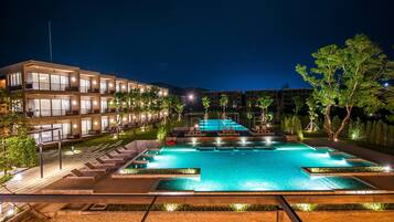 2 piscines a l'aire lliure, para-sols i gandules