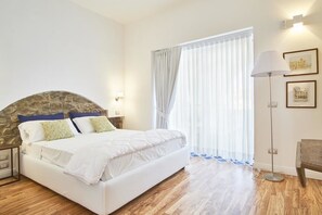 Deluxe tweepersoonskamer, 1 queensize bed, uitzicht op tuin | Een minibar, geluiddichte muren, gratis babybedden, gratis wifi