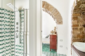 Doppia Deluxe, 1 letto queen, vista giardino | Minibar, insonorizzazione, culle/letti per bambini (gratuiti)