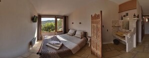Double Room (Rose des sabes) | Individually decorated, individually furnished, iron/ironing board - Les Gites du Lac - Chambre d'hotes (Montauroux)