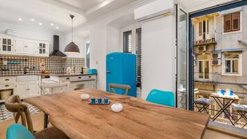 Apartment, 3 Bedrooms, Sea View | In-room dining