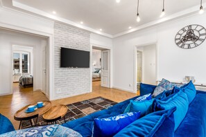 Appartement, 3 slaapkamers, uitzicht op zee | Woonruimte | Een flatscreentelevisie