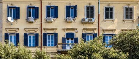 Vista frontal de la propiedad