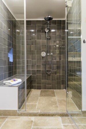 Shower, free toiletries, hair dryer, bathrobes - Hotel Aarnhoog (Sylt)