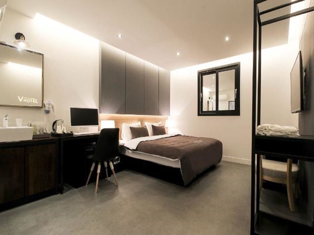 Soundproofing, free WiFi, bed sheets