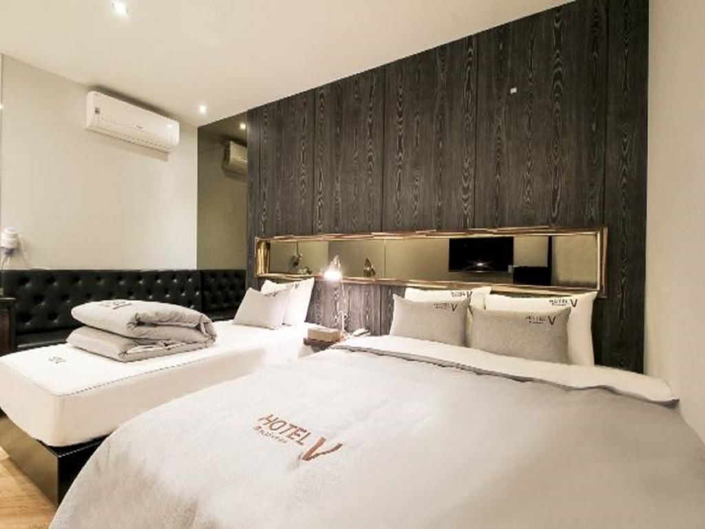 Soundproofing, free WiFi, bed sheets