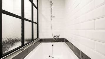 Deep-soaking bathtub