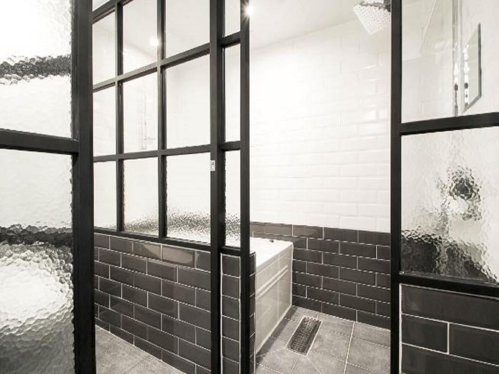 防音設備、WiFi (無料)、ベッドシーツ