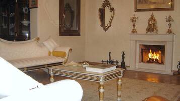 Villa, plusieurs lits | Coin séjour | Télévision de 30 pouces avec chaßnes par satellite