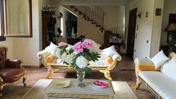 Villa, plusieurs lits | Salle de séjour | Télévision de 30 pouces avec chaßnes par satellite