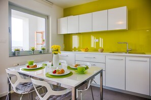 Apartamento, 1 habitación, vistas al mar | Cocina privada | Frigorífico grande, microondas, horno y placa de cocina