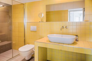 Apartamento, 1 habitación, vistas al mar | Baño | Ducha, secador de pelo y toallas